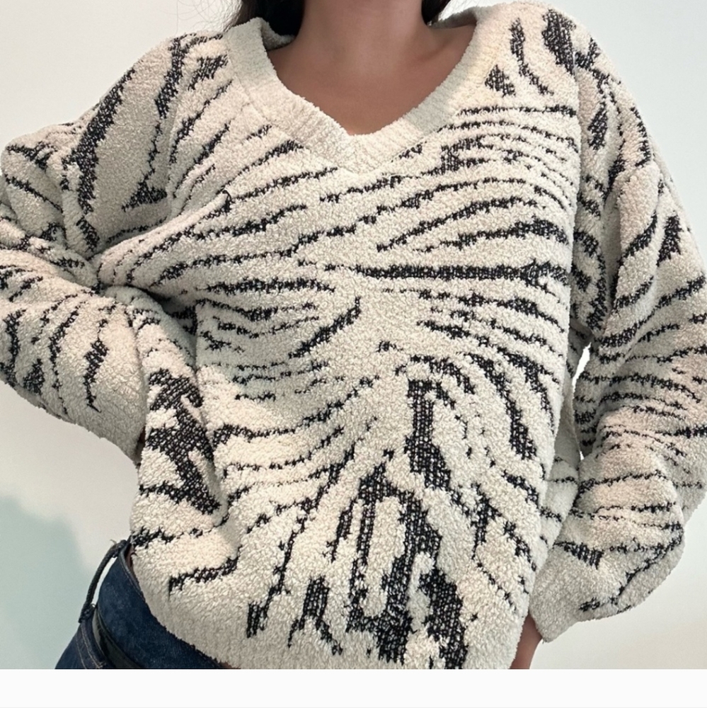 RD Style Black & White Cozy Zebra Animal Print V-Neck Sweater Size Medium